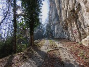 13 Per giro ad anello rimandiamo la discesa veloce al rientro, saliamo a sx stradetta cementata  